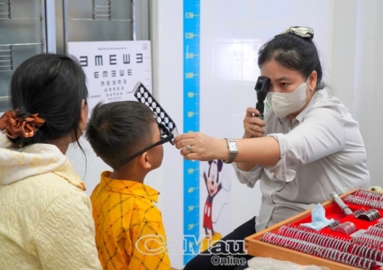 Khám sàng lọc sụp mí, lé miễn phí cho 180 trẻ em tỉnh Cà Mau