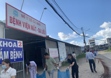 Chi Đoàn Bệnh viện Mắt - Da liễu tổ chức dọn dẹp, vệ sinh khuôn viên bệnh viện