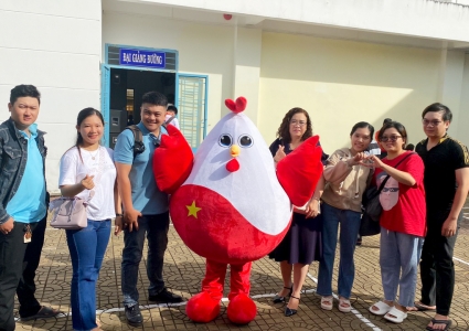 Viên chức bệnh viện tham gia hiến máu nhân đạo do hội chữ thập đỏ tỉnh Cà Mau phát động.